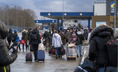 Hundreds of people crowd into Ukraine in Palanca, on the Moldovan border. There are traffic queues of more than 10 kilometers and some people spend 24 hours to get to the border. Volunteer organizations distribute food and hot drinks to make the wait more bearable.